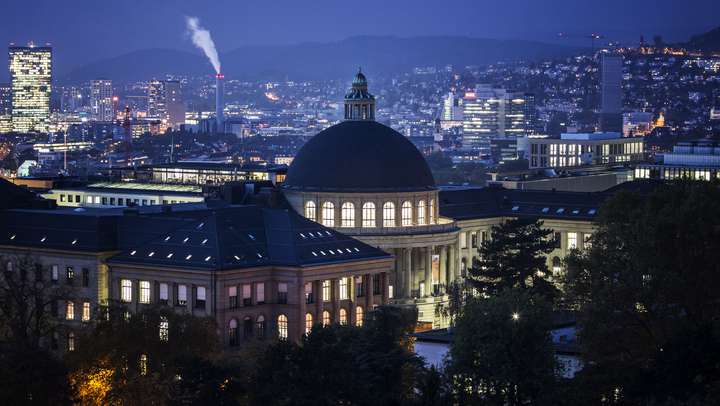 Bild der ETH Zürich in der Nacht.